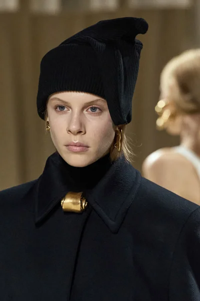 Look 16